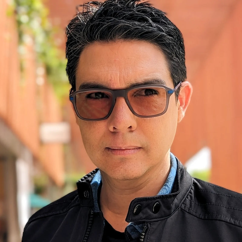 Martín de Tecnonauta usando gafas Naut